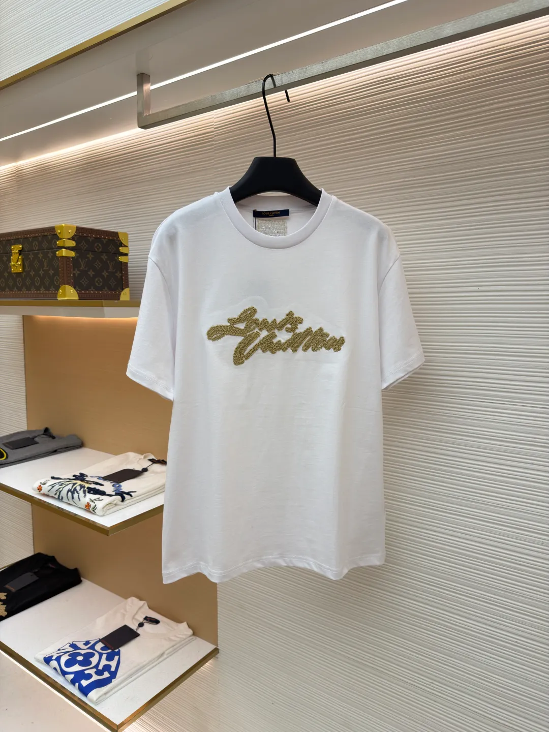 LOUIS VUITTON Raffia letter embroidered short sleeves ●Authentic product: Purchased and developed for 10399 ●Item number: 1680198-X95 ●Material: plain weave high-quality cotton ●Technology: double yarn tensioner thread ●Version: fitted version ●Weight: about 245 grams ●Size: S-M-L-XL ●Description: Clever use of iconic elements like raffia to add a touch of handcrafted flavor to the classic silhouette. Decorated with Louis Vuitton embroidery on the chest and Marque 1.Vuitton Dé 💰osée label on the back. The overall wiring is straight and delicate, the fabric is comfortable and soft, and the color is consistent without color difference. It can be matched with the same style to create a fashionable look and control various occasions. Customized accessories, complete with three standards, same style for men and women!